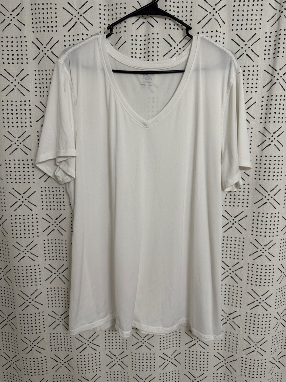 Athletic Works White V-Neck Short Sleeve Tee